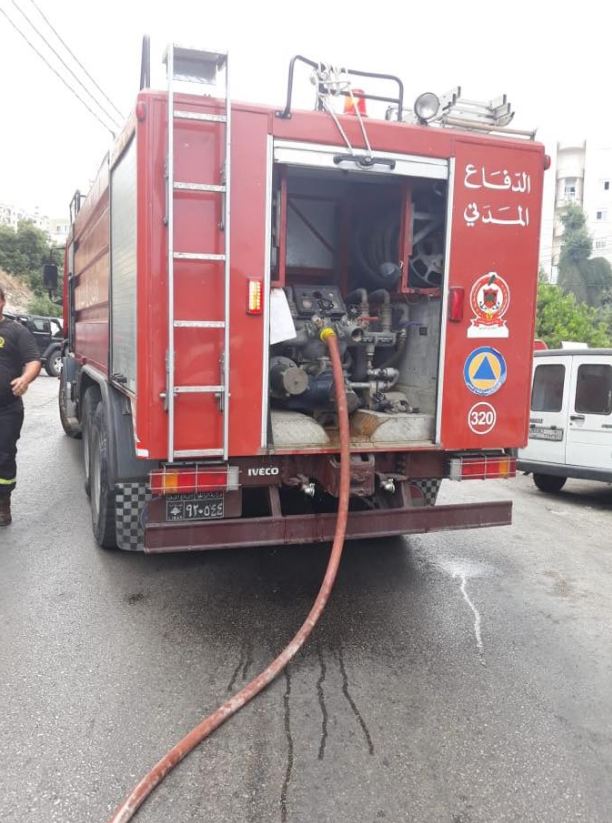 بالصور: حريق داخل مبنى سكني في بلاط... ونقل مواطنة الى المستشفى